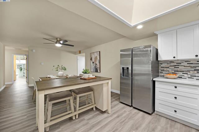 2702 Chinook Ct, Union City CA: https://media.crmls.org/mediaz/5d31ae91-8c7b-4b40-967c-4e6d940a1db8.jpg