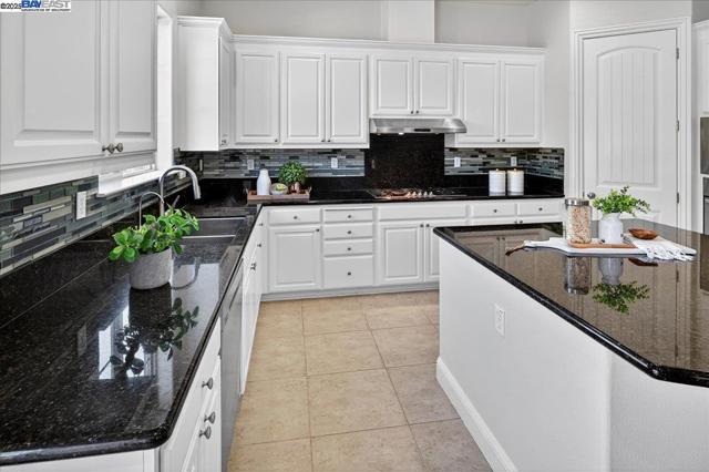 7829 Ridgeline Place, Dublin CA: https://media.crmls.org/mediaz/5d31d3d5-efef-47bd-ac77-0ddb1b02d626.jpg