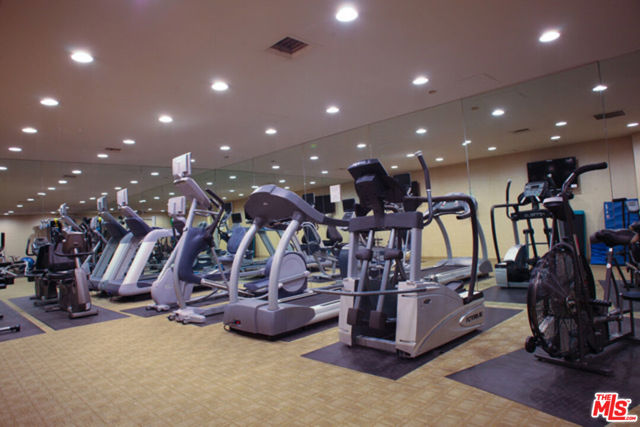300 N Swall Drive, Beverly Hills CA: https://media.crmls.org/mediaz/5d32370f-e697-4668-a6ad-8f8a4325f4d1.jpg