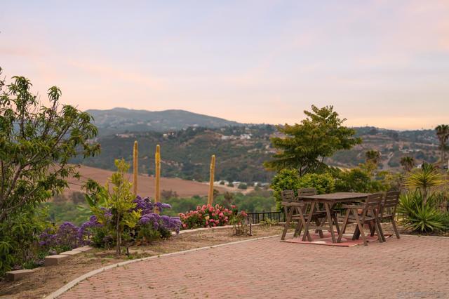 5615 Via Montellano, Bonsall CA: https://media.crmls.org/mediaz/5d326b30-236d-4a60-b99b-a36c23fcddd8.jpg