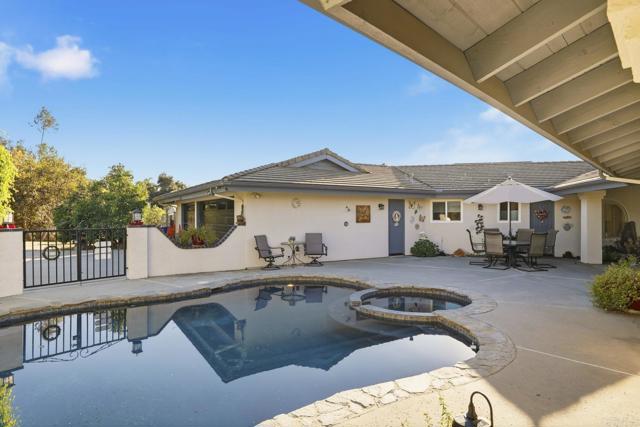 1524 Zutano Lane, Fallbrook CA: https://media.crmls.org/mediaz/5d327411-13bb-4318-acf5-0b0f543ddbb2.jpg