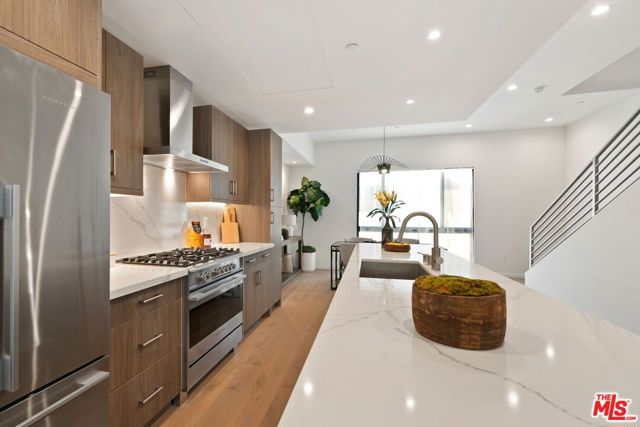 3807 S Verona Court, Los Angeles CA: https://media.crmls.org/mediaz/5d32a489-64e2-4d9f-9861-bbb193c53121.jpg