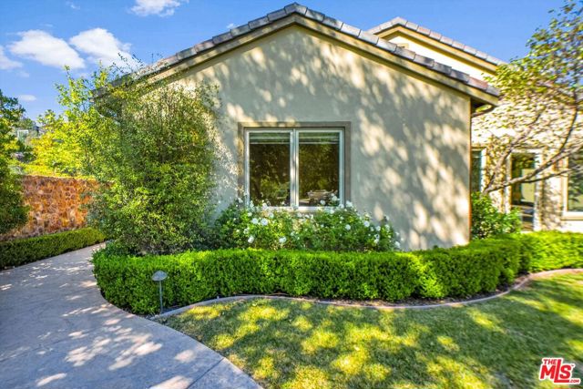 29734 Mulholland Highway, Agoura Hills CA: https://media.crmls.org/mediaz/5d32ad8c-79d3-4652-b9a9-90a32d150d66.jpg