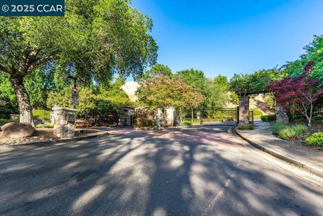 410 Beacon Ridge Lane, Walnut Creek CA: https://media.crmls.org/mediaz/5d32e8c0-3e5f-4c92-becb-fe08ed0eb276.jpg