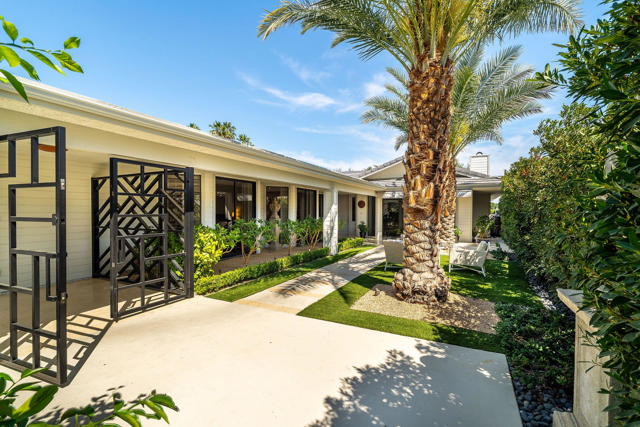61 Mayfair Drive, Rancho Mirage CA: https://media.crmls.org/mediaz/5d336a3f-590f-49eb-bd5b-3e13500a352b.jpg