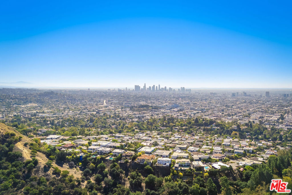 https://media.crmls.org/mediaz/5d338d36-f3e1-4ae2-9d07-7d5b1e230203.jpg?preset=X-Large