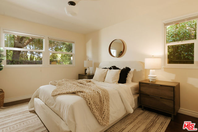 22251 Kittridge Street photo 15