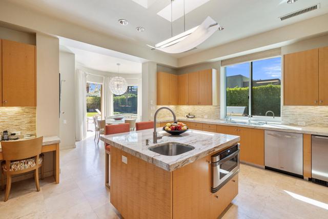 28 Sun Ridge Circle, Rancho Mirage CA: https://media.crmls.org/mediaz/5d3558b4-aab7-46a5-a7c6-42d12d4773d3.jpg