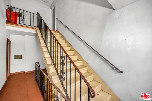 1050 N Laurel Avenue, West Hollywood CA: https://media.crmls.org/mediaz/5d358dff-9b74-4e73-8d86-7caaa6f5ed98.jpg