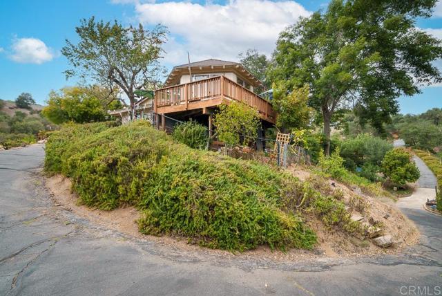 2719 Via Del Robles, Fallbrook CA: https://media.crmls.org/mediaz/5d35ba5e-f5e9-4473-b9de-b02039afaa73.jpg
