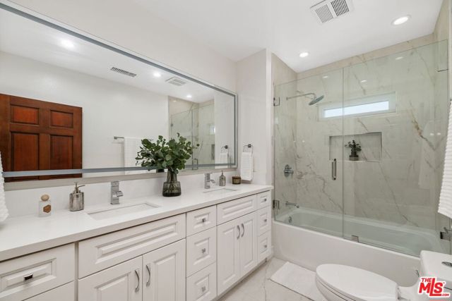 326 N Beachwood Drive, Los Angeles CA: https://media.crmls.org/mediaz/5d361eea-014a-453f-8b84-ea67ed6f01b2.jpg