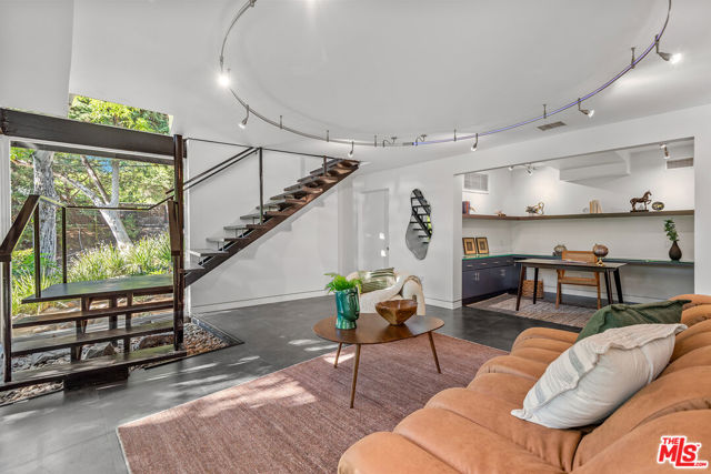 4944 Hood Drive, Woodland Hills CA: https://media.crmls.org/mediaz/5d36a411-04af-4138-a70c-a549de701e4e.jpg