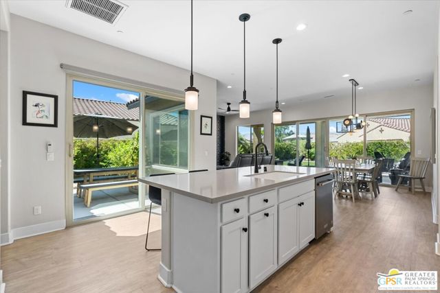 17 Cork Tree, Rancho Mirage CA: https://media.crmls.org/mediaz/5d3863db-359e-41a3-bf85-57f9a98b9aec.jpg