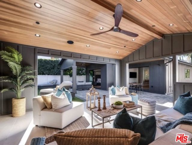 622 N La Jolla Avenue, Los Angeles CA: https://media.crmls.org/mediaz/5d38694b-72f7-4dfc-918a-153ea9833280.jpg