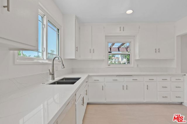 220 S Le Doux Road, Beverly Hills CA: https://media.crmls.org/mediaz/5d390bca-d61b-4481-96af-1ba697051661.jpg
