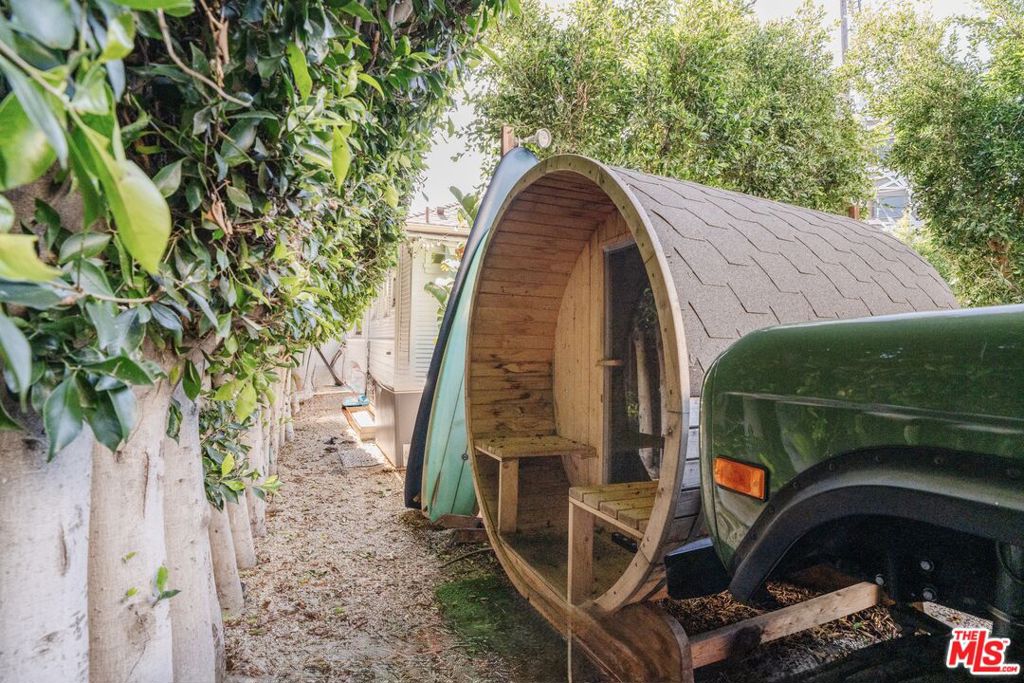 https://media.crmls.org/mediaz/5d396a13-6ff8-4ced-8cea-f04c93c7cf38.jpg?preset=X-Large