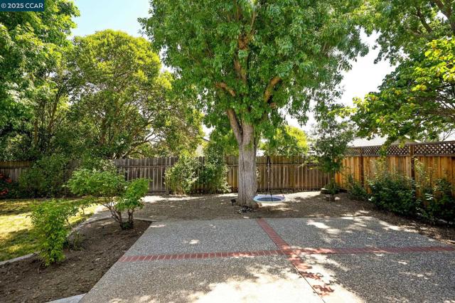 2848 Biddleford Dr, San Ramon CA: https://media.crmls.org/mediaz/5d3b27e0-0ca0-44ac-9f12-d5dec7f44dc1.jpg