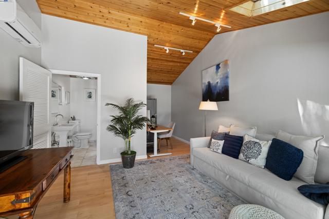 4457 LINDA WAY, Pleasanton CA: https://media.crmls.org/mediaz/5d3b79fa-c70f-4d56-b003-efddf0a10c12.jpg