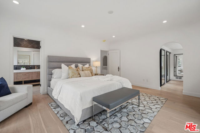 712 N RODEO Drive, Beverly Hills CA: https://media.crmls.org/mediaz/5d3ce952-d660-4f6d-b685-96a02392befc.jpg