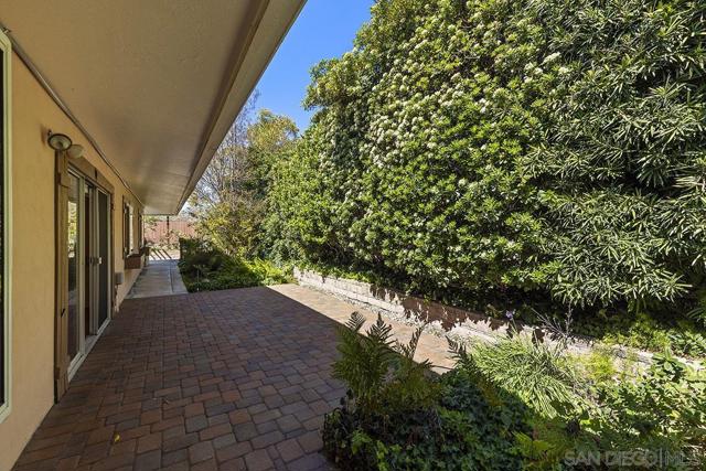 13430 Sagewood Drive, Poway CA: https://media.crmls.org/mediaz/5d3da424-7840-431f-8ce7-6ca07270987f.jpg
