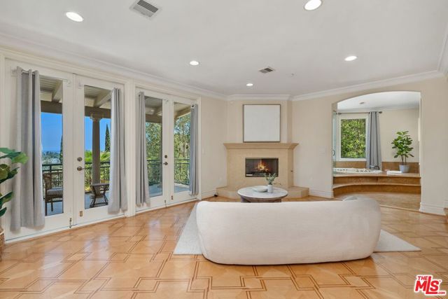 16980 Escalon Drive, Encino CA: https://media.crmls.org/mediaz/5d3da7eb-6d17-4ad9-9358-ae1cc434beb9.jpg