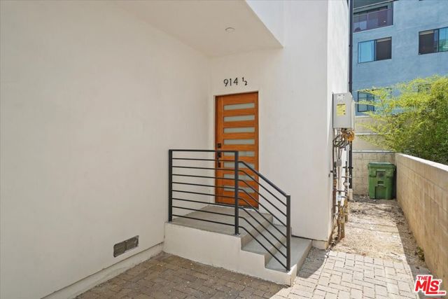 910 N Hudson Avenue, Los Angeles CA: https://media.crmls.org/mediaz/5d3e0e5a-ffde-431a-a057-1261c0af7776.jpg