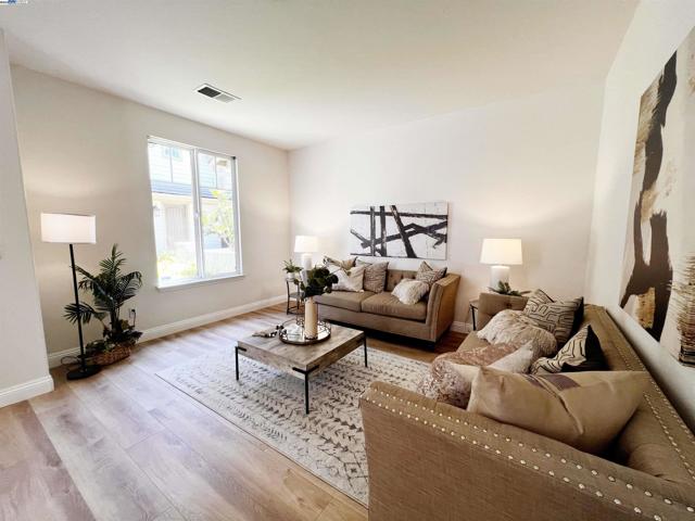 49031 Woodgrove Cmn, Fremont CA: https://media.crmls.org/mediaz/5d3e74e8-43f1-4610-bd0c-ad199a516e78.jpg