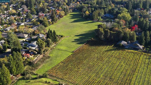 1070 Borrette Court, Napa CA: https://media.crmls.org/mediaz/5d3f7546-cc34-450d-949f-009e712a5f93.jpg