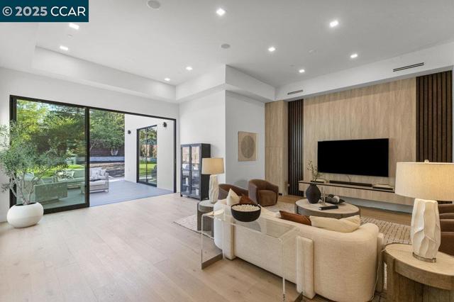 720 Laurel Dr, Walnut Creek CA: https://media.crmls.org/mediaz/5d3fbf3e-8824-467f-9f8e-36b51cc215f0.jpg