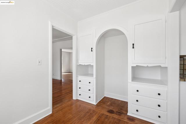 84 Portsmouth Rd, Piedmont CA: https://media.crmls.org/mediaz/5d3fe946-3cb8-43d9-8429-e6d5e2f125b1.jpg
