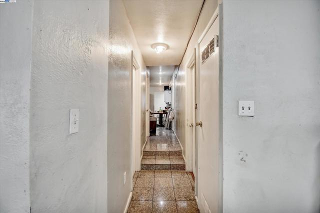1506 52nd Ave, Oakland CA: https://media.crmls.org/mediaz/5d401c00-0331-4921-ab2a-d9ef5957d581.jpg