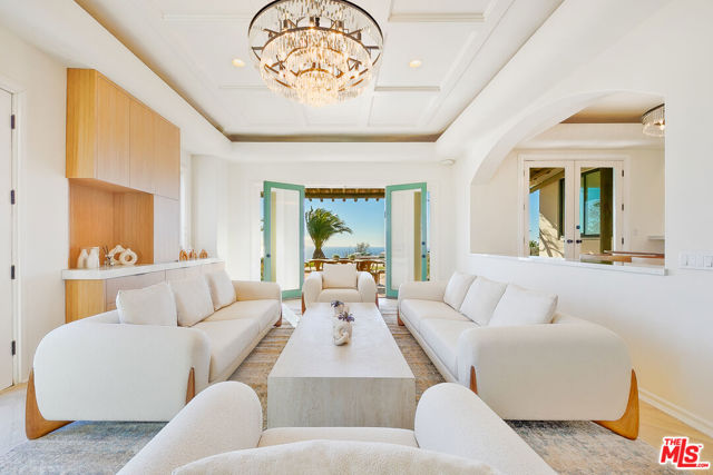 10502 Yellow Hill Road, Malibu CA: https://media.crmls.org/mediaz/5d40df9c-e526-4185-94ba-5a887835e169.jpg