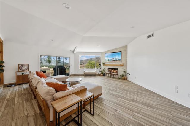 9231 Gawn Trl, Moreno Valley CA: https://media.crmls.org/mediaz/5d40f9f5-5643-4009-afa4-c49d7ee1fa97.jpg