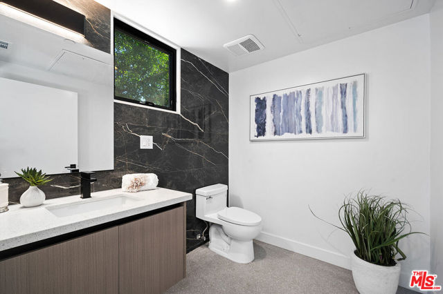 1016 N Martel Avenue, West Hollywood CA: https://media.crmls.org/mediaz/5d416f20-8d6a-40e4-b80d-5d4e3b6e09f8.jpg