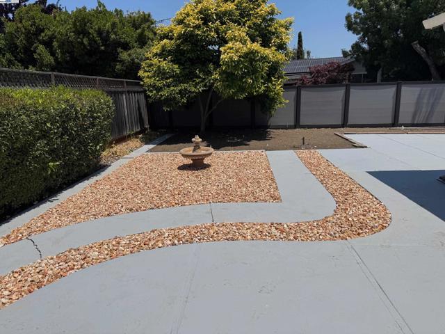 34288 Torrington Pl, Fremont CA: https://media.crmls.org/mediaz/5d42653c-52ad-4220-a1dc-2d7f45548263.jpg