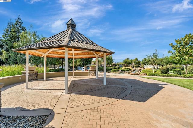 2453 Gardenstone Pl, Manteca CA: https://media.crmls.org/mediaz/5d42d5e0-f7f8-497a-aa33-550fffd76e95.jpg