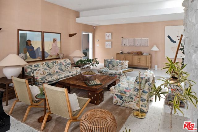 11513 Dona Cecilia Drive, Studio City CA: https://media.crmls.org/mediaz/5d43ef22-2627-4955-91d6-4d3a963e2416.jpg