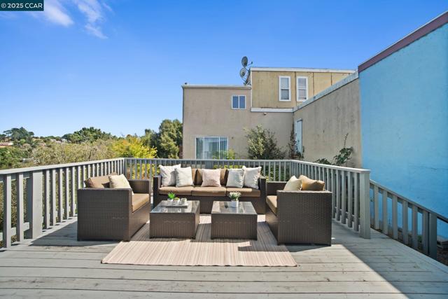 989 Parkside Dr, Richmond CA: https://media.crmls.org/mediaz/5d44b9e6-1217-41ce-98be-d6531015a87a.jpg