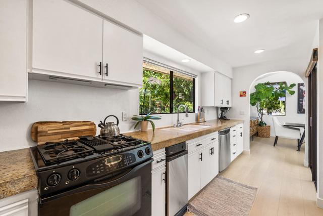 4 Lincoln Place, Rancho Mirage CA: https://media.crmls.org/mediaz/5d452bed-8877-4d2c-808f-10d1826daf3f.jpg