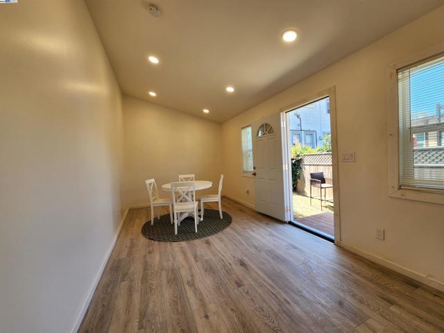 1050 37Th St, Oakland CA: https://media.crmls.org/mediaz/5d455be8-ac6e-4d3f-aa11-ec933c0a9657.jpg