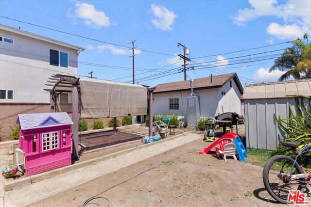 907 E 81st Street, Los Angeles CA: https://media.crmls.org/mediaz/5d4597a3-5897-4f96-8de2-d0bba052219d.jpg