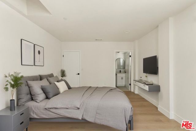 2700 Fletcher Drive, Los Angeles CA: https://media.crmls.org/mediaz/5d473674-4f0c-499b-8573-220f040b23de.jpg
