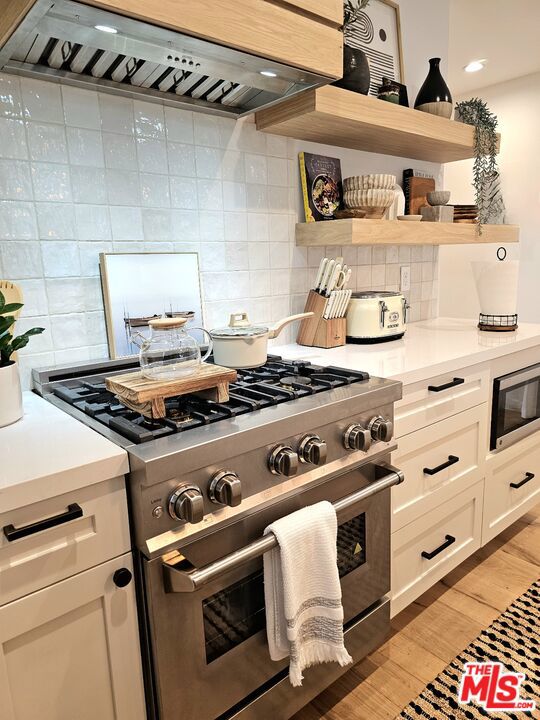 17 Sunset Avenue, Venice CA: https://media.crmls.org/mediaz/5d473cee-116a-4d89-8073-a57a192d2121.jpg
