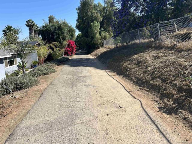 1190 Robertson Dr, Escondido CA: https://media.crmls.org/mediaz/5d474517-7f16-49ea-8737-0606a00511ea.jpg