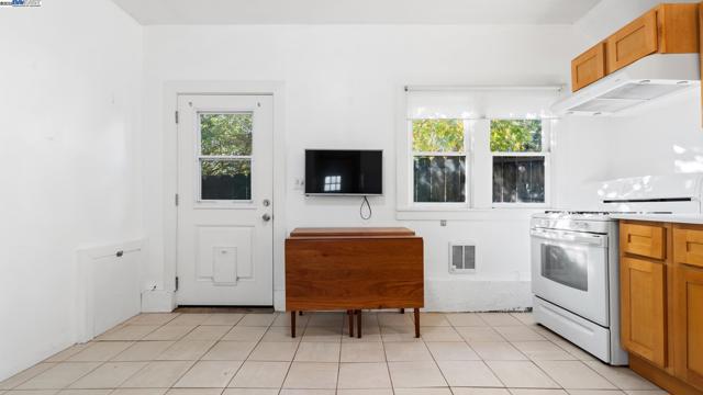 1621 E 38Th St, Oakland CA: https://media.crmls.org/mediaz/5d47cf9a-bdd3-4216-ab30-8b70a09b84ca.jpg