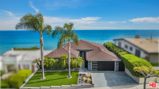 18074 Coastline Drive, Malibu CA: https://media.crmls.org/mediaz/5d487f49-9170-4a2c-92d3-186965426e7c.jpg