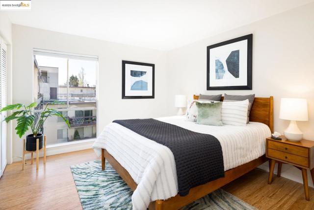 555 Jean St, Oakland CA: https://media.crmls.org/mediaz/5d49d85a-2573-4fad-ab97-665727ccfec5.jpg