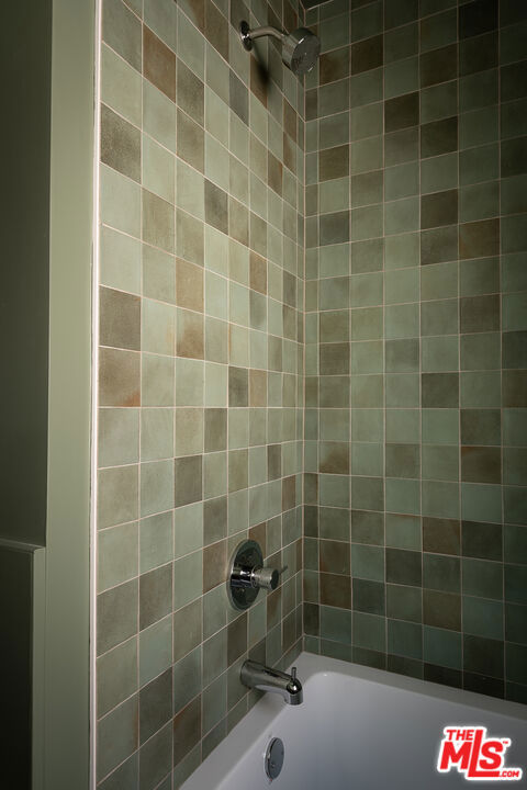 https://media.crmls.org/mediaz/5d4a0e18-c9b3-4f19-8e92-fe8a708e9342.jpg?preset=X-Large