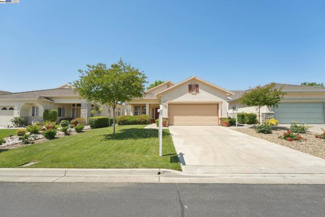 491 Central Park Pl, Brentwood CA: https://media.crmls.org/mediaz/5d4a5699-a84f-4b5f-8ff8-a54f16755071.jpg