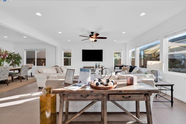 2305 Augusta Ave, Tracy CA: https://media.crmls.org/mediaz/5d4aa172-d99f-4b43-a94e-61518540dec6.jpg